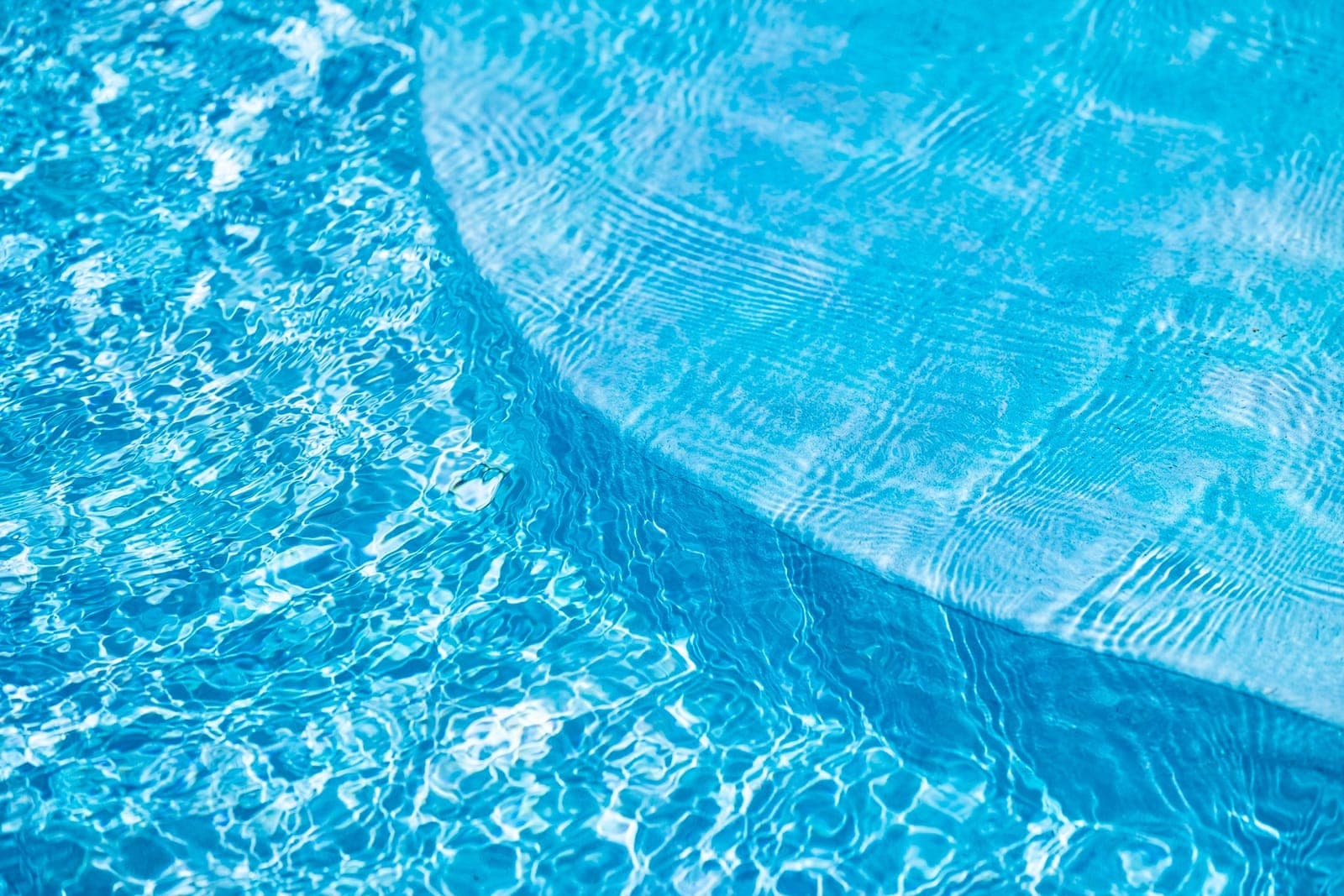 Piscine au revêtement Alkorplan Vogue Summer aux couleurs vives et eau lumineuse