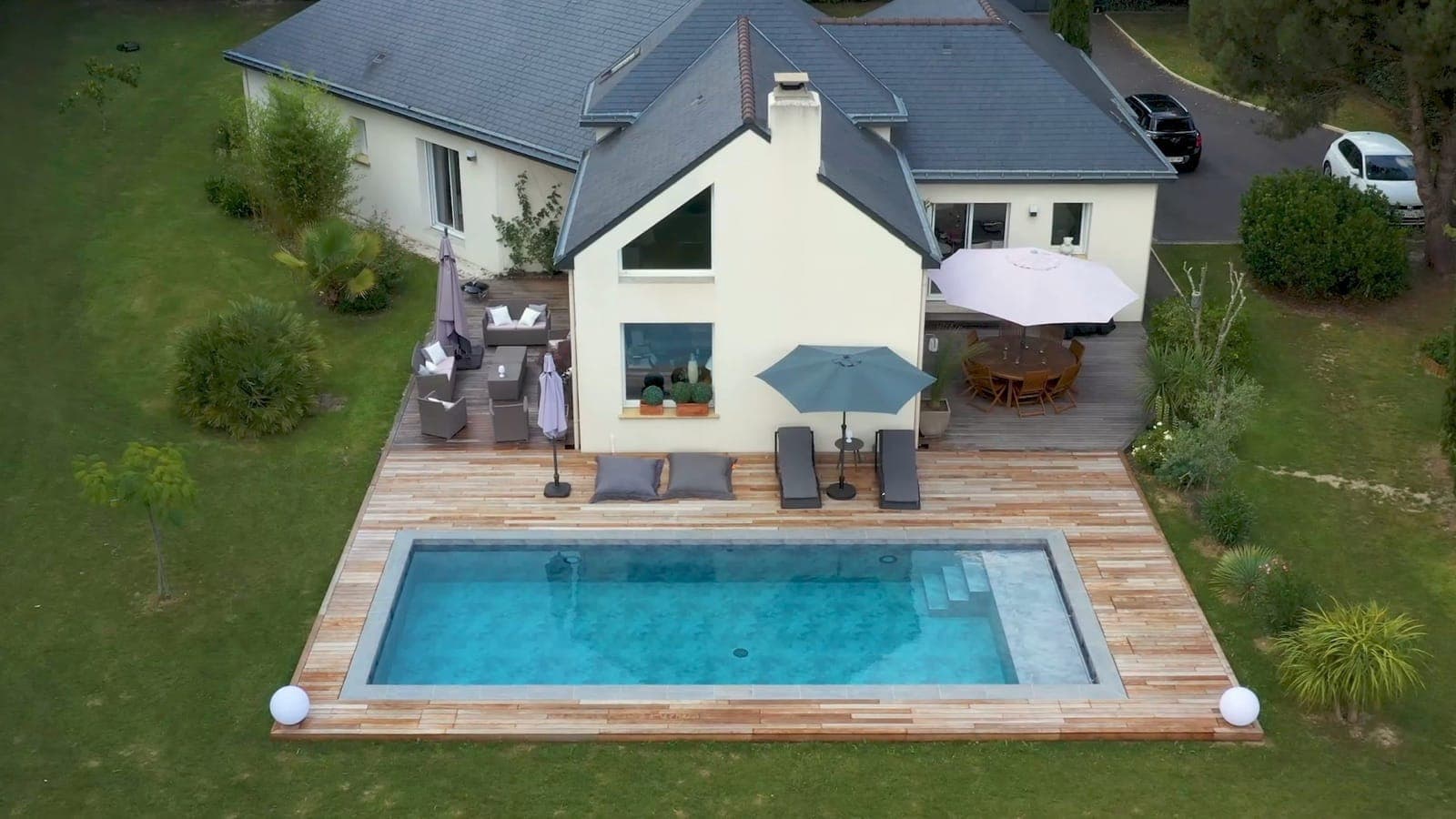Après la création : le même jardin avec piscine à membrane armée et terrasse en bois
