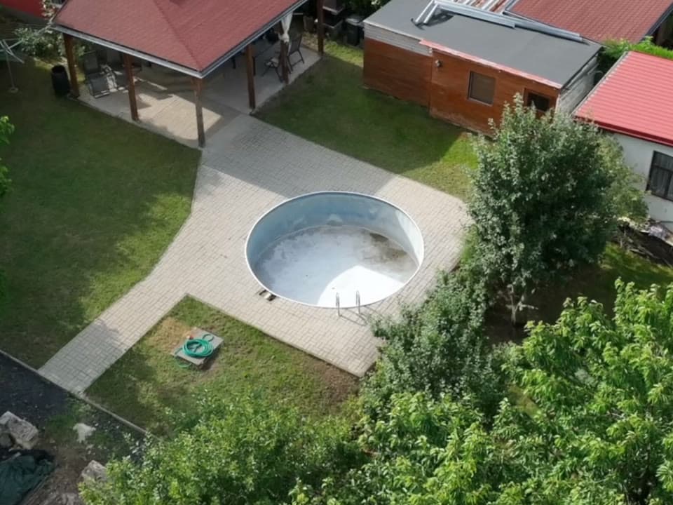 Avant la pose : bassin rond neuf encore nu, sans liner ni eau