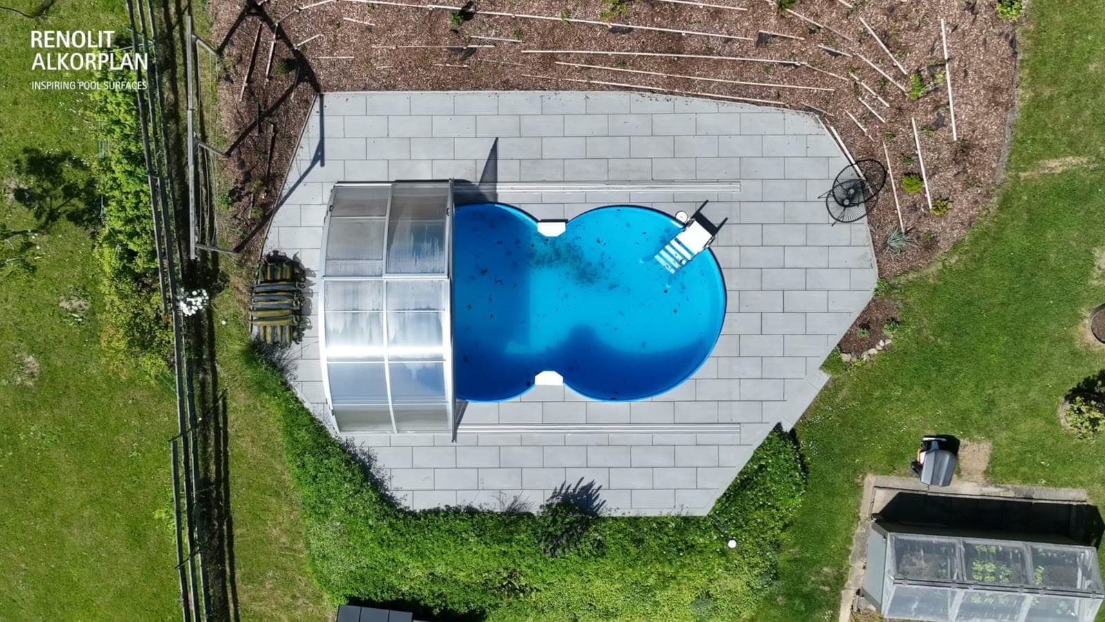 Avant rénovation : bassin en forme libre à l’ancien liner bleu, eau chargée de débris