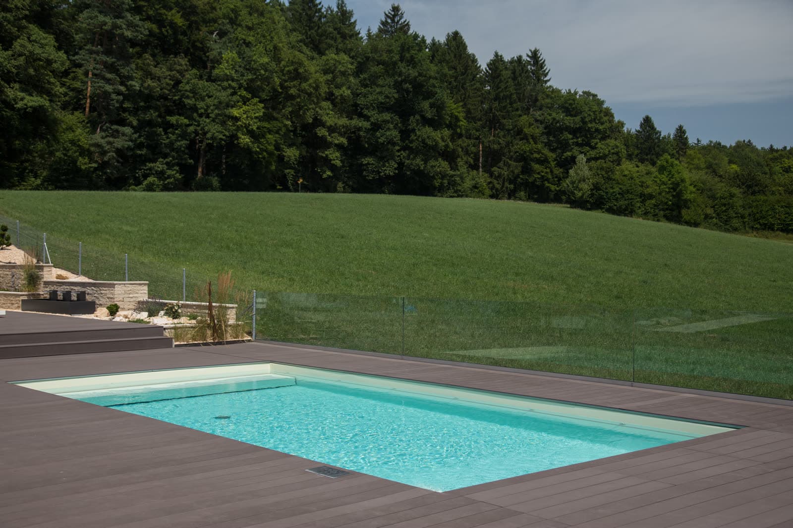 Piscine en liner armé Alkorplan 2000 sable sur une terrasse en bois