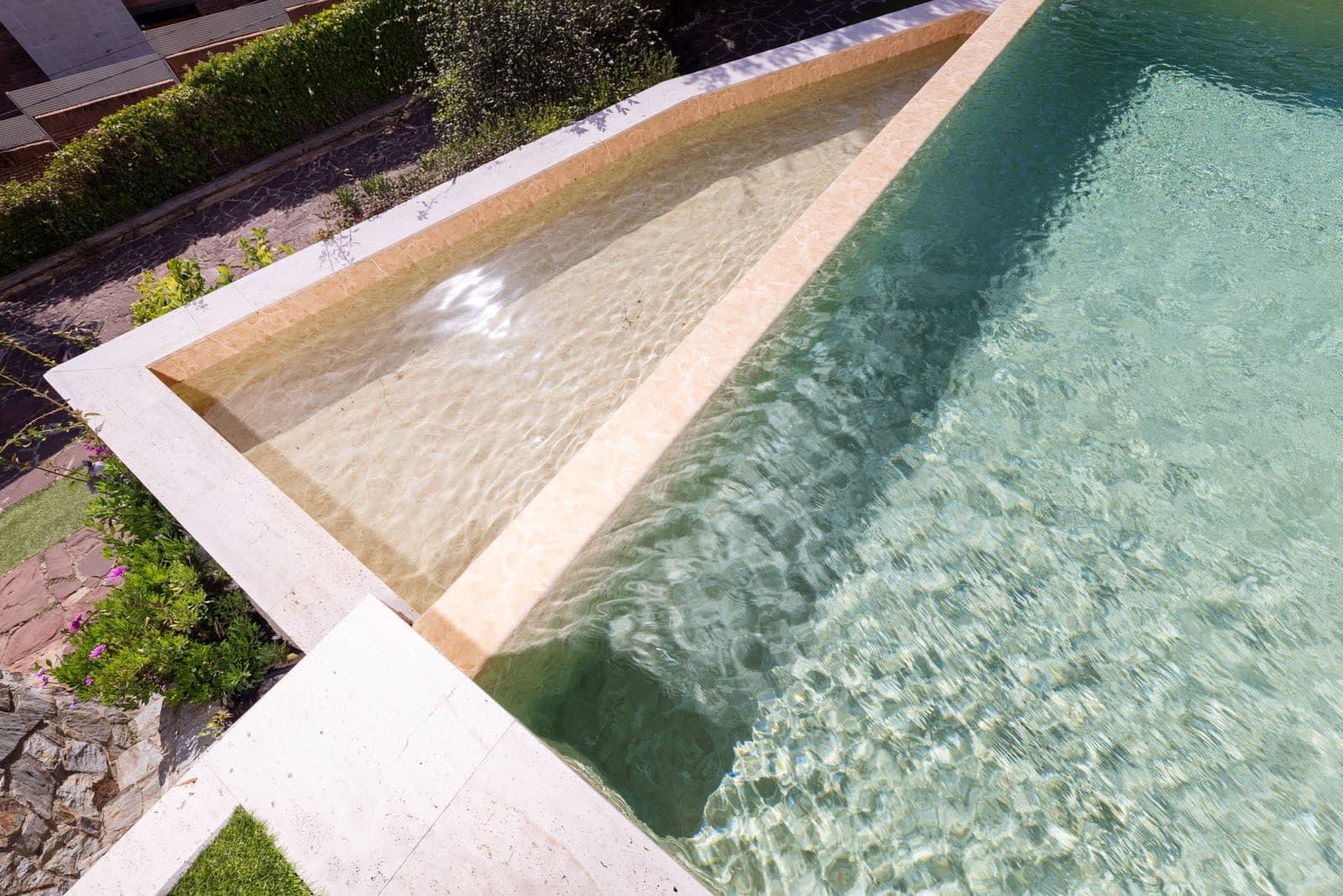 Piscine à débordement en membrane Alkorplan Alive Bhumi, eau sable doré
