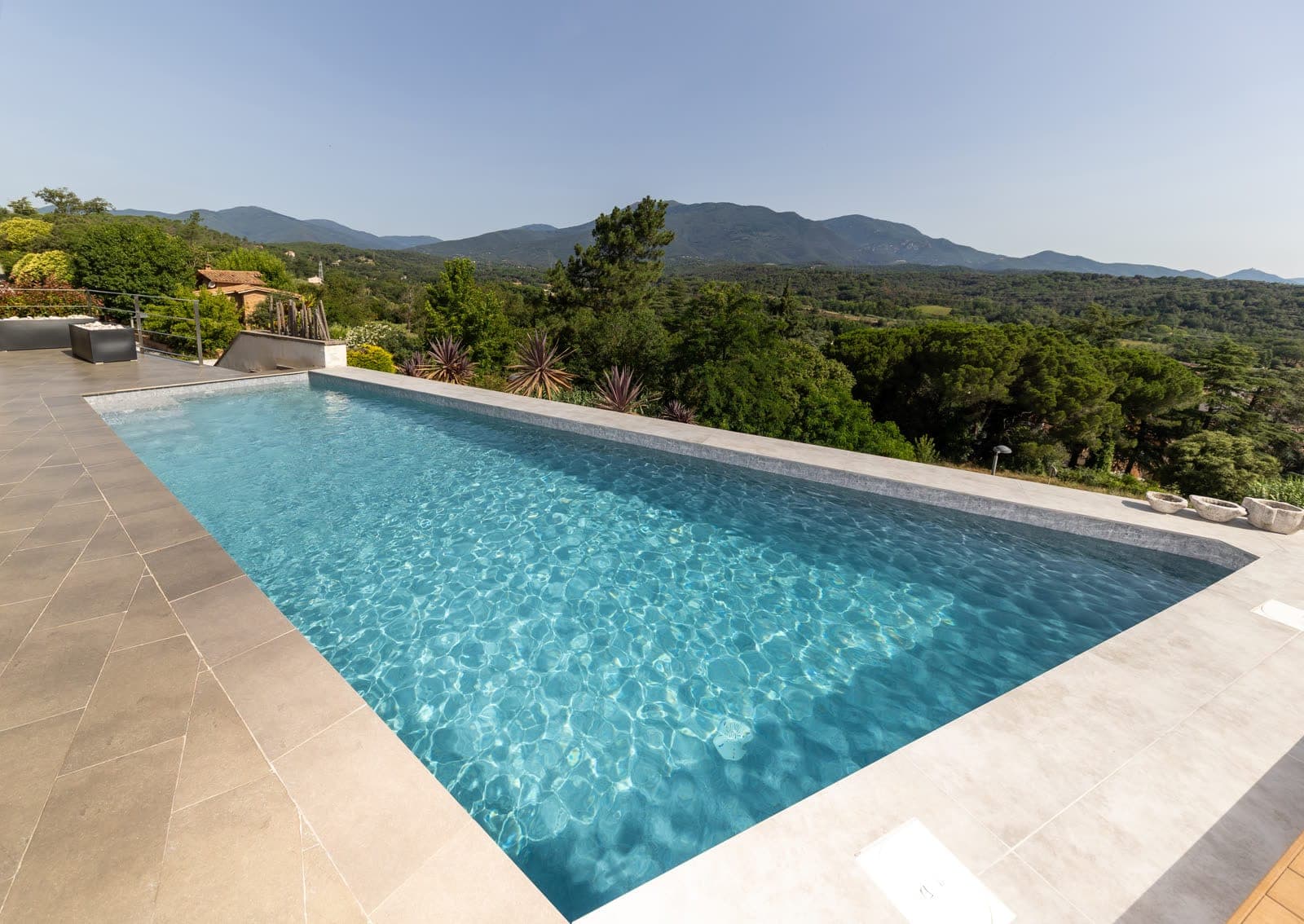 Piscine en membrane Alkorplan Alive Chandra face aux montagnes