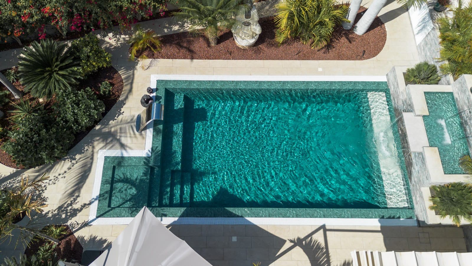 Vue aérienne d’une piscine vert émeraude en membrane Alkorplan Alive Prana