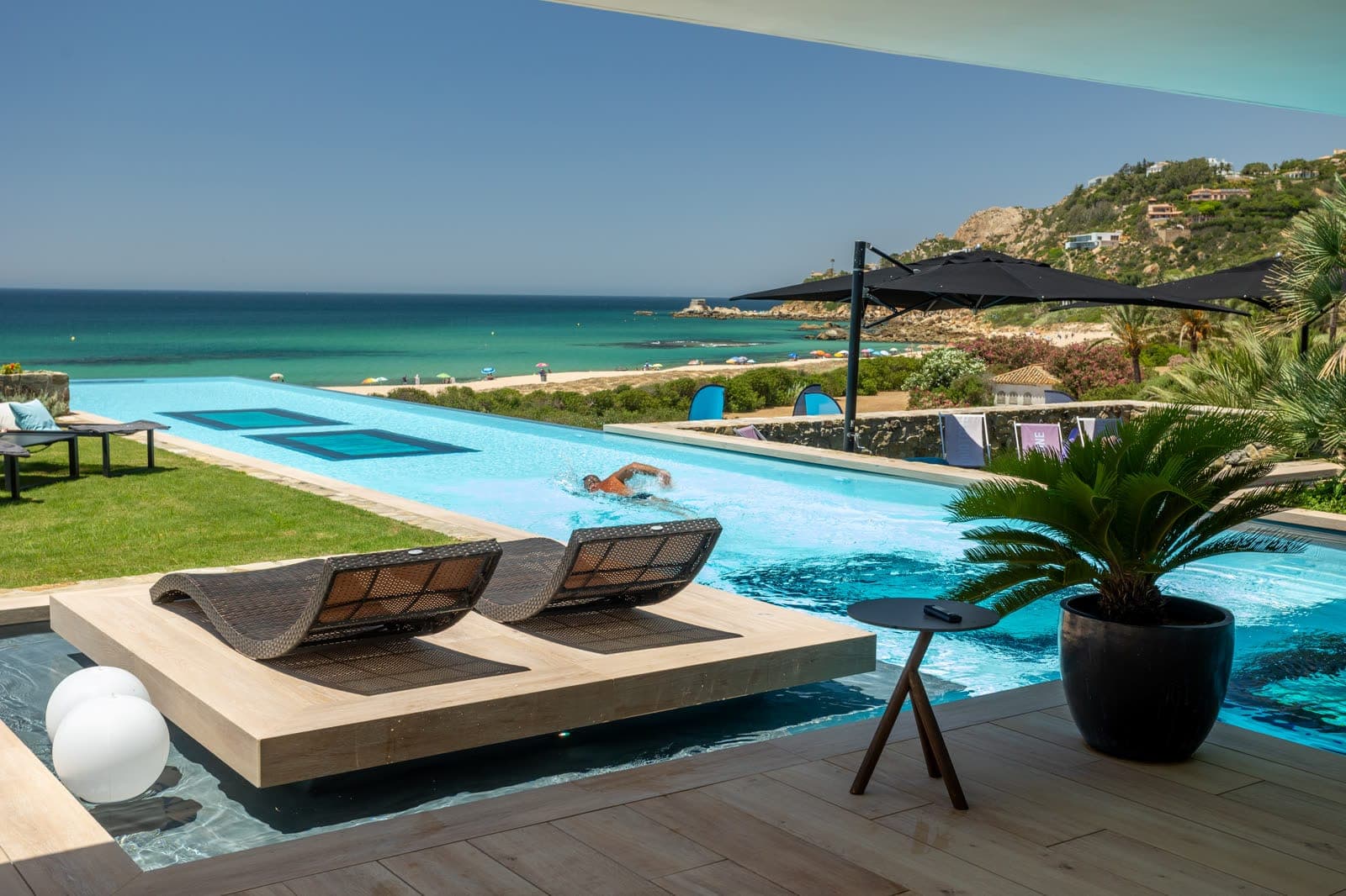 Piscine à débordement face à la mer en membrane Alkorplan Touch Vanity