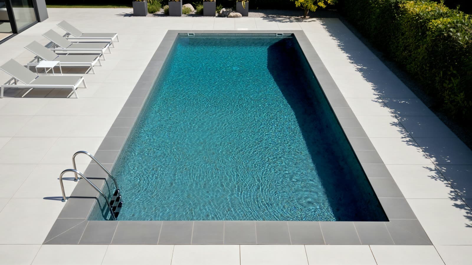 Bassin contemporain gris-bleu profond en membrane Alkorplan Vogue Legacy
