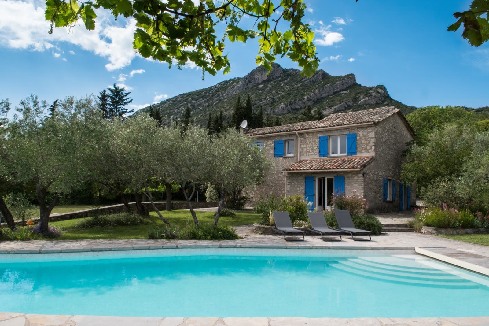 Piscine en Alkorplan Vogue Vintage devant une maison aux volets bleus