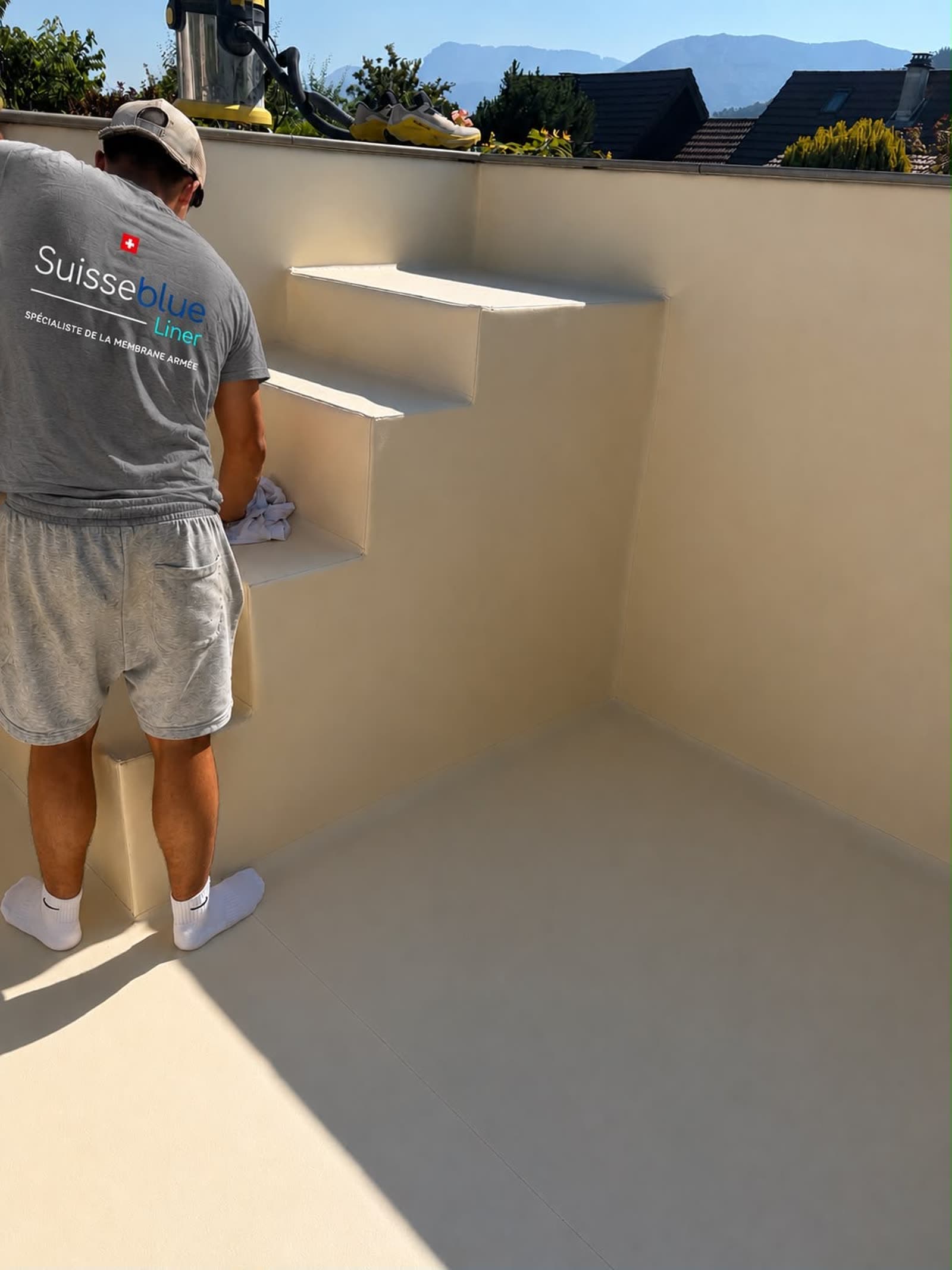 Notre poseur habille l’escalier d’angle droit en membrane armée sable