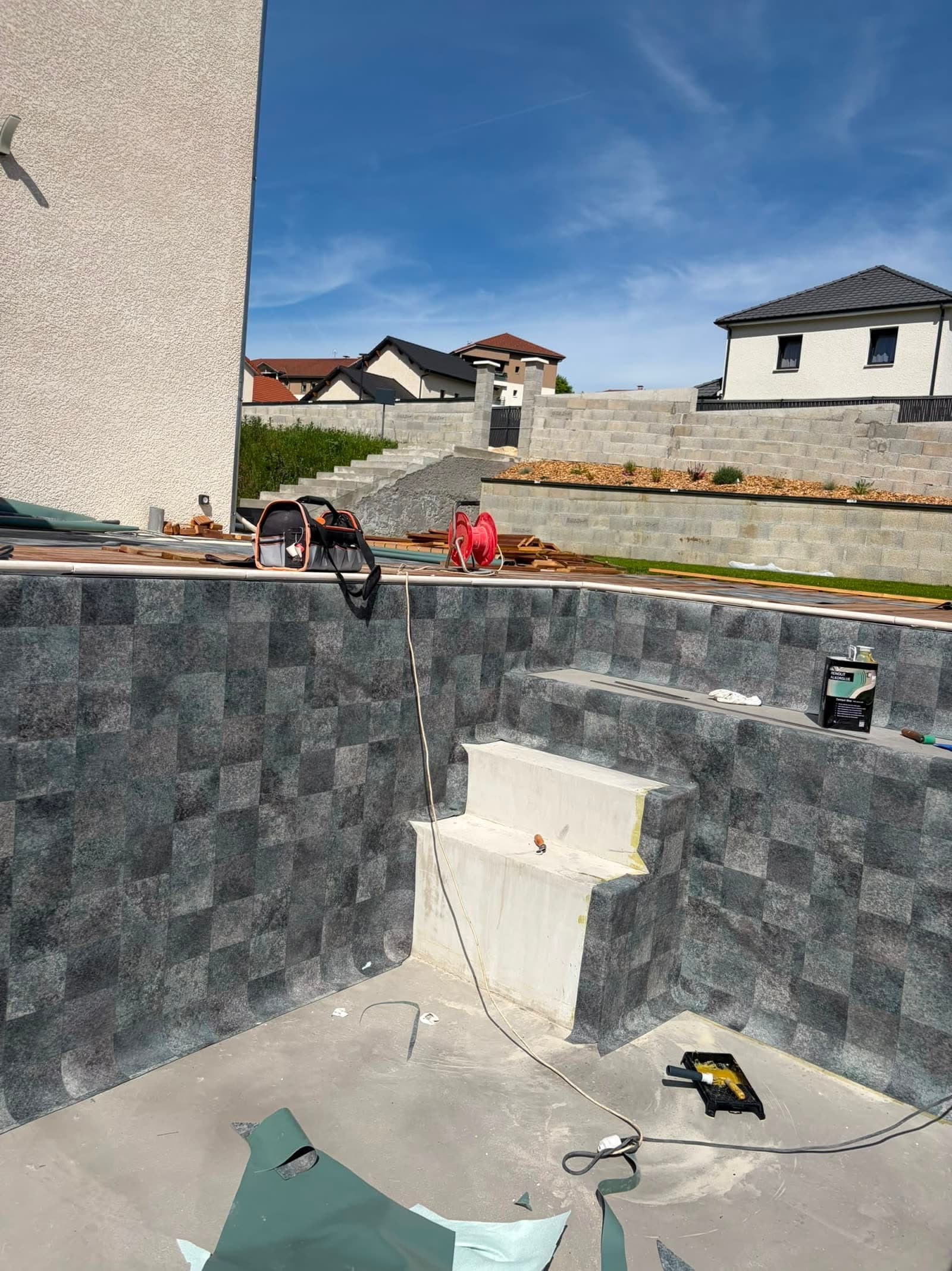 Pose en cours : parois soudées en membrane Bali, escalier béton encore nu