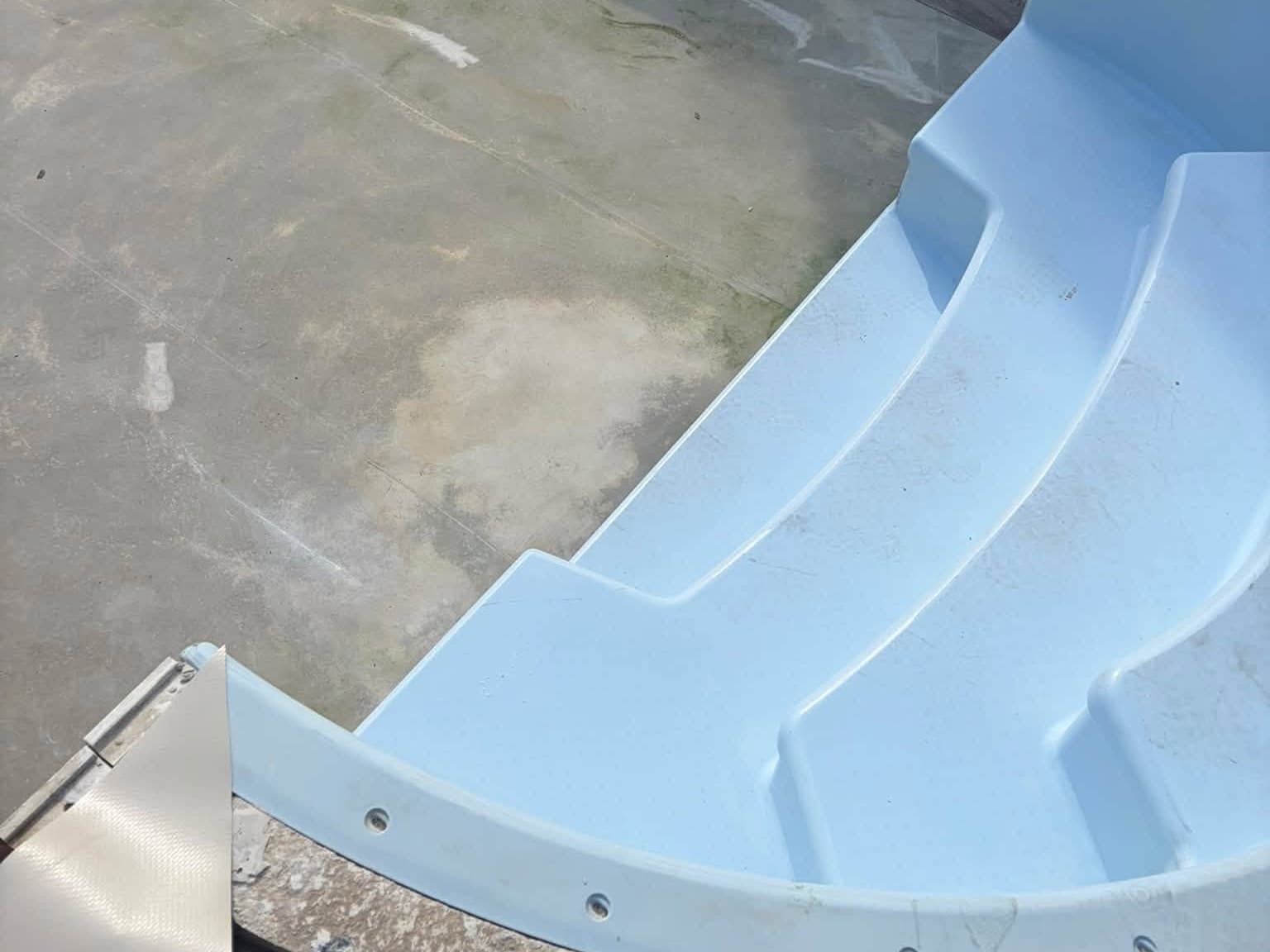 Avant : escalier d’origine en coque polyester bleue